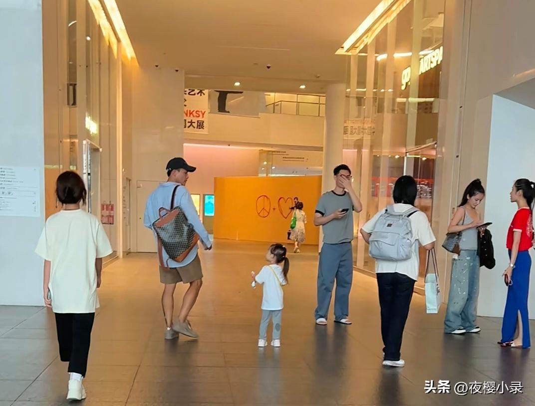 杜淳和老婆女儿一起现身深圳游玩，女儿看起来小小的一个，真的太可爱了！[得意][得