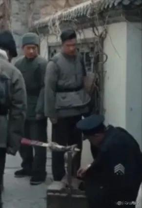 1947年8月29日，当时的北平警务人员在崇文门里麻线胡同33号搜查一名据称躲在
