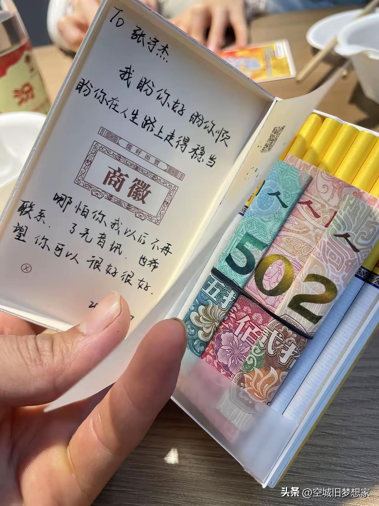 这短短几行字。
没有歇斯底里的挽留，只有成年人最体面的告别。
 
“哪怕你我以后