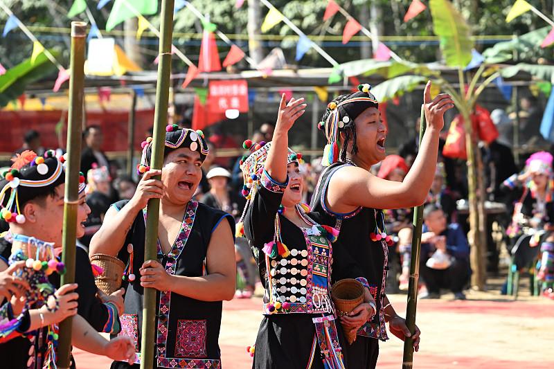 之前去云南德宏旅行，刚好赶上当地景颇族的目瑙纵歌节，才发现这个民族的传统节日比我