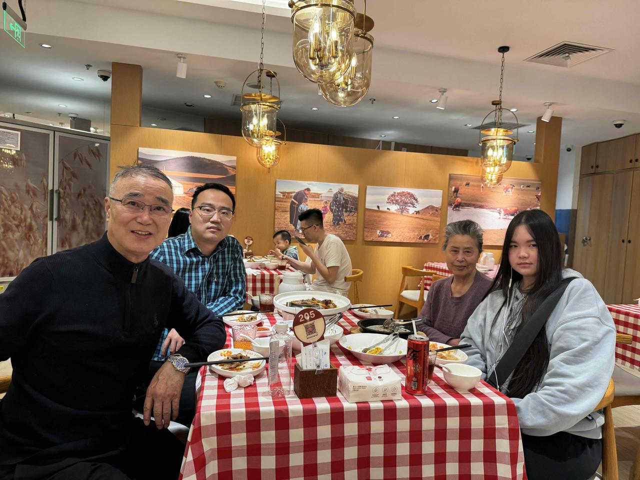 新年在外边吃的第一顿饭在西贝餐厅，吃得挺好的！满满的客人，只有两个服务员，其中，