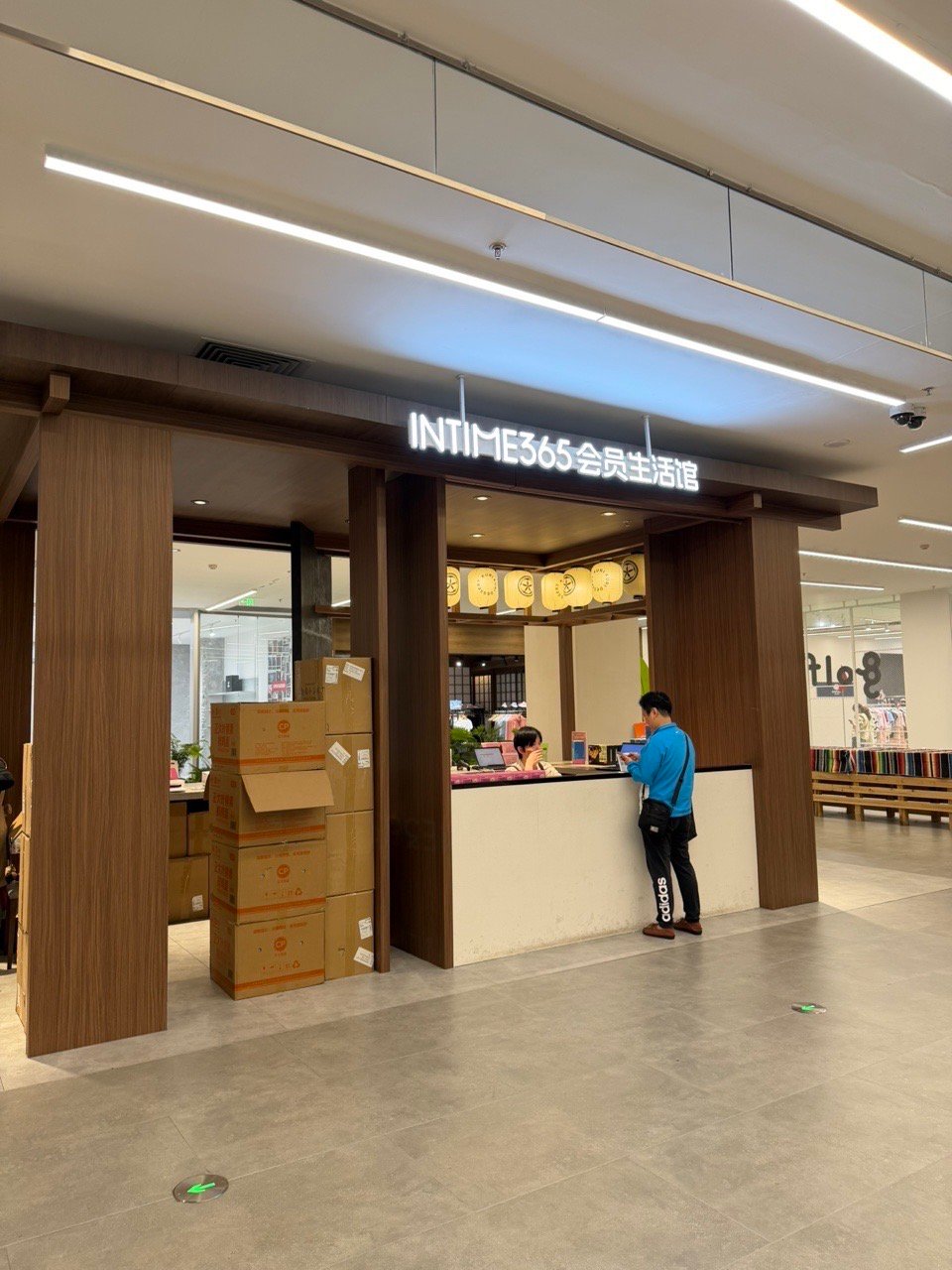 迪丽热巴白日提灯线下展人气杭州《白日提灯》线下展人气爆棚，全国各地粉丝冒雨奔赴，