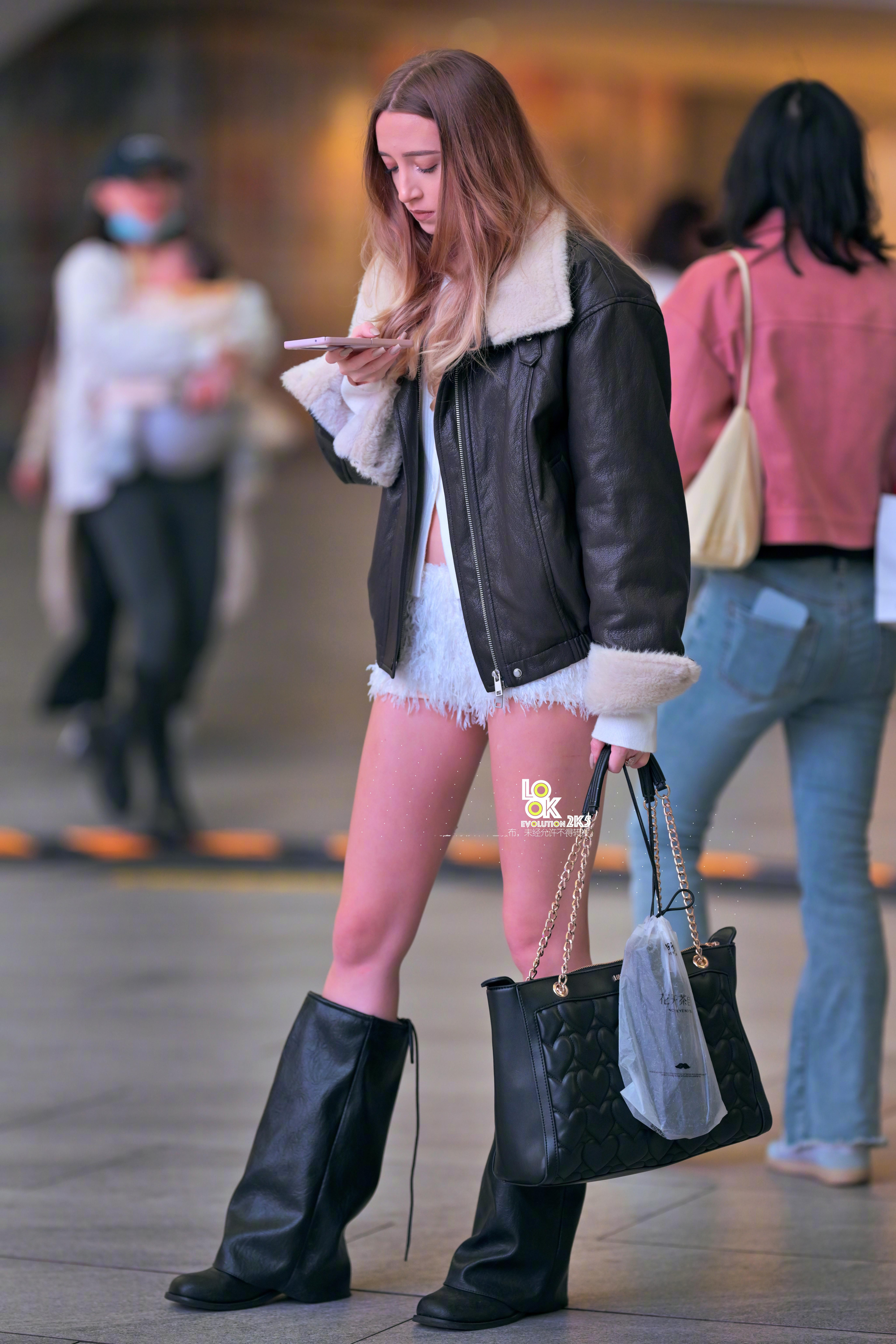 小姐姐玩手机好认真 