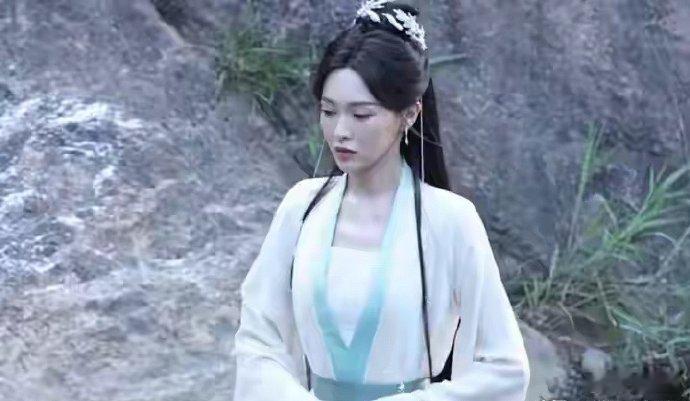 从《念无双》到《无忧渡》，唐嫣的演技对比鲜明，细腻情感与角色塑造展现不同魅力。 