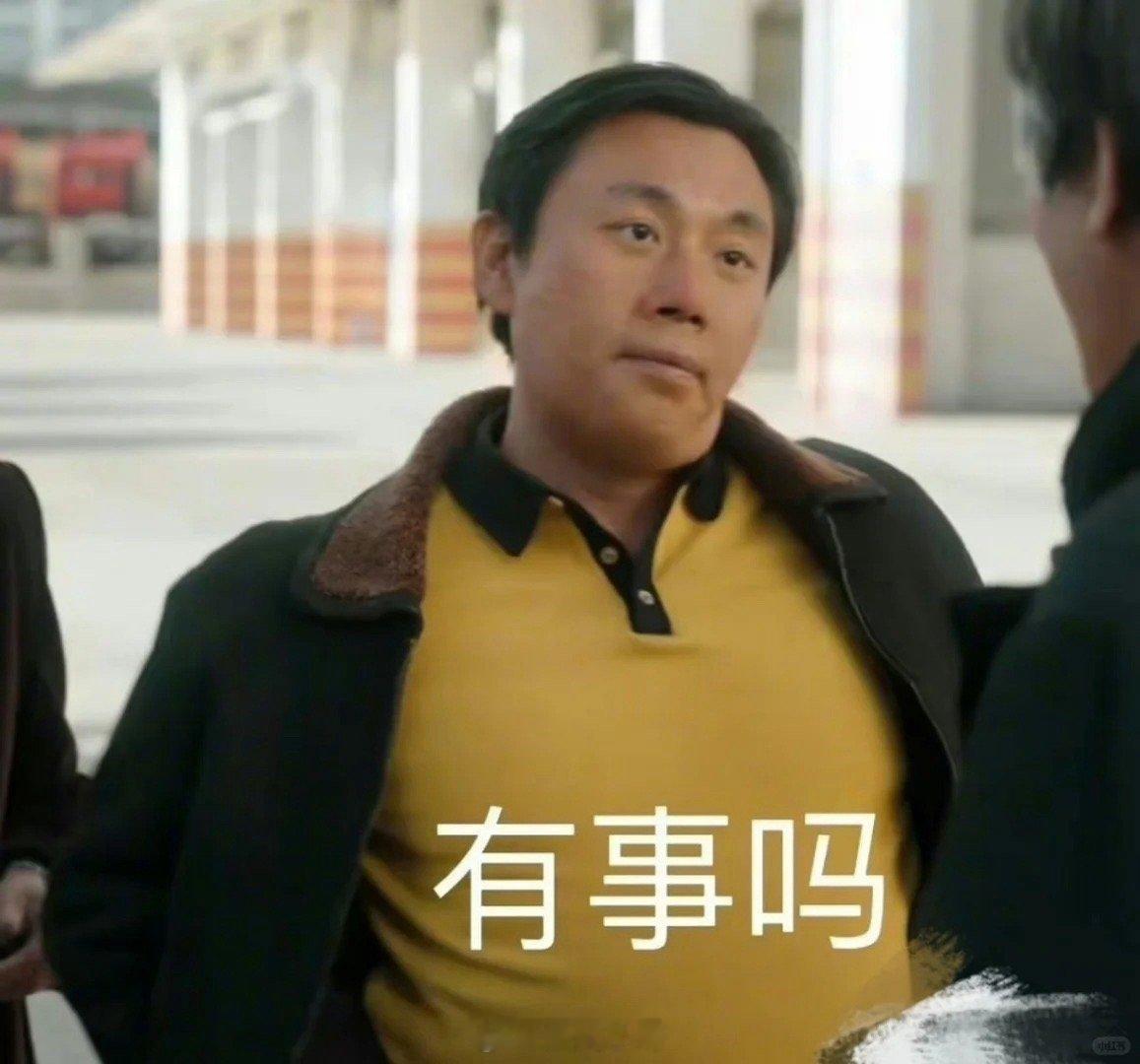 天呐！秦昊在中老年群体里的魅力简直无敌了！街边吃个面都能被阿姨们一眼锁定，热情互