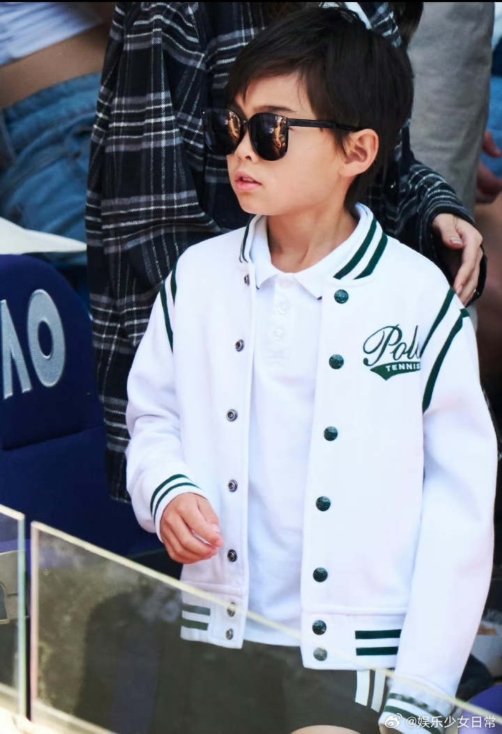 周杰伦昆凌8岁儿子正脸照8岁，会打网球，拿过冠军，长得还完美继承爸妈优点。罗密欧