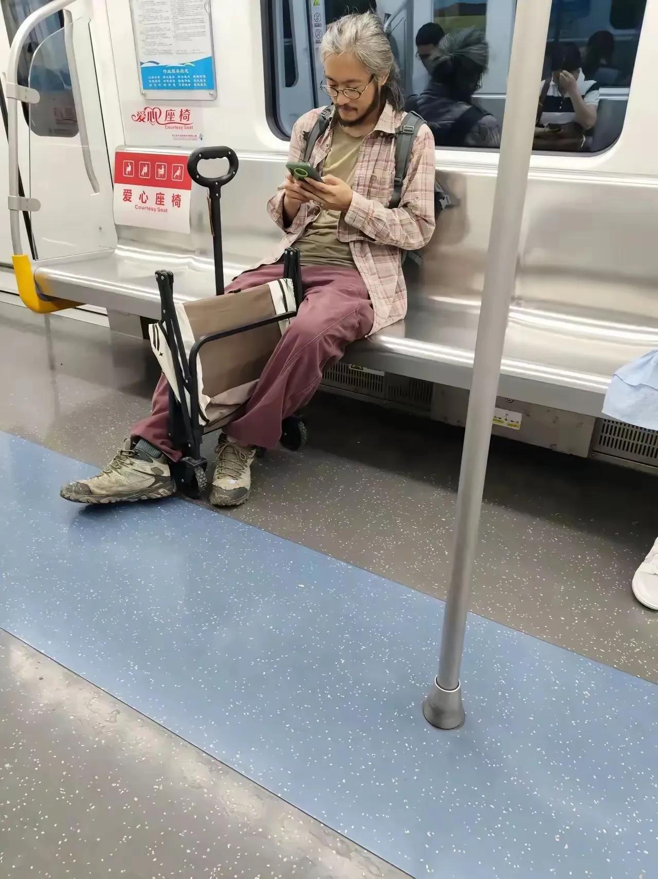 哇塞！他是怎么做到，既潦草，又精致。

地铁上一位男士特别引人注目，虽然他穿的很