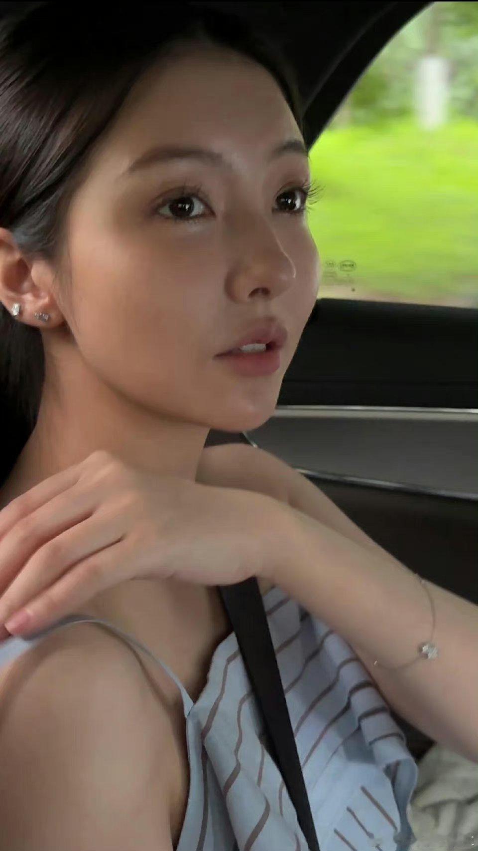 #豆得儿官宣恋情#看起来比王校长帅气，希望两个人幸福幸福哦 ​​​