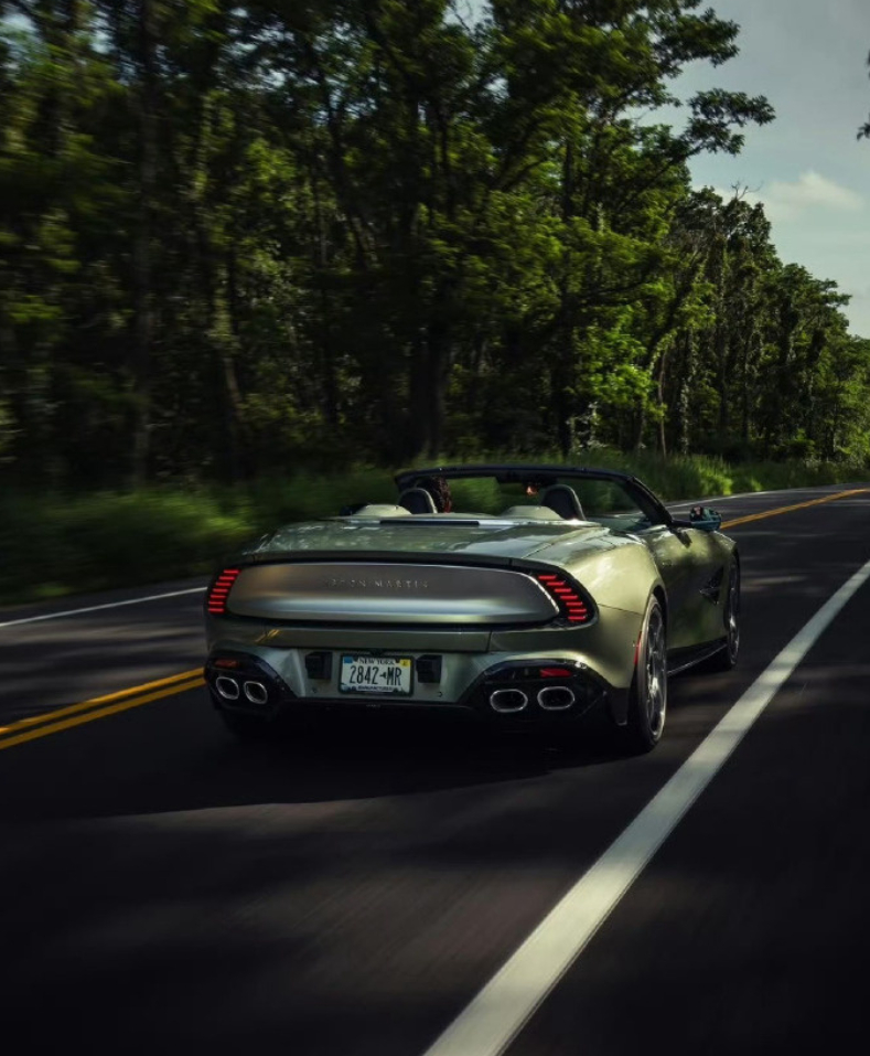 阿斯顿·马丁Vanquish Volante登场英伦优雅刻进骨子里，自带从容气场