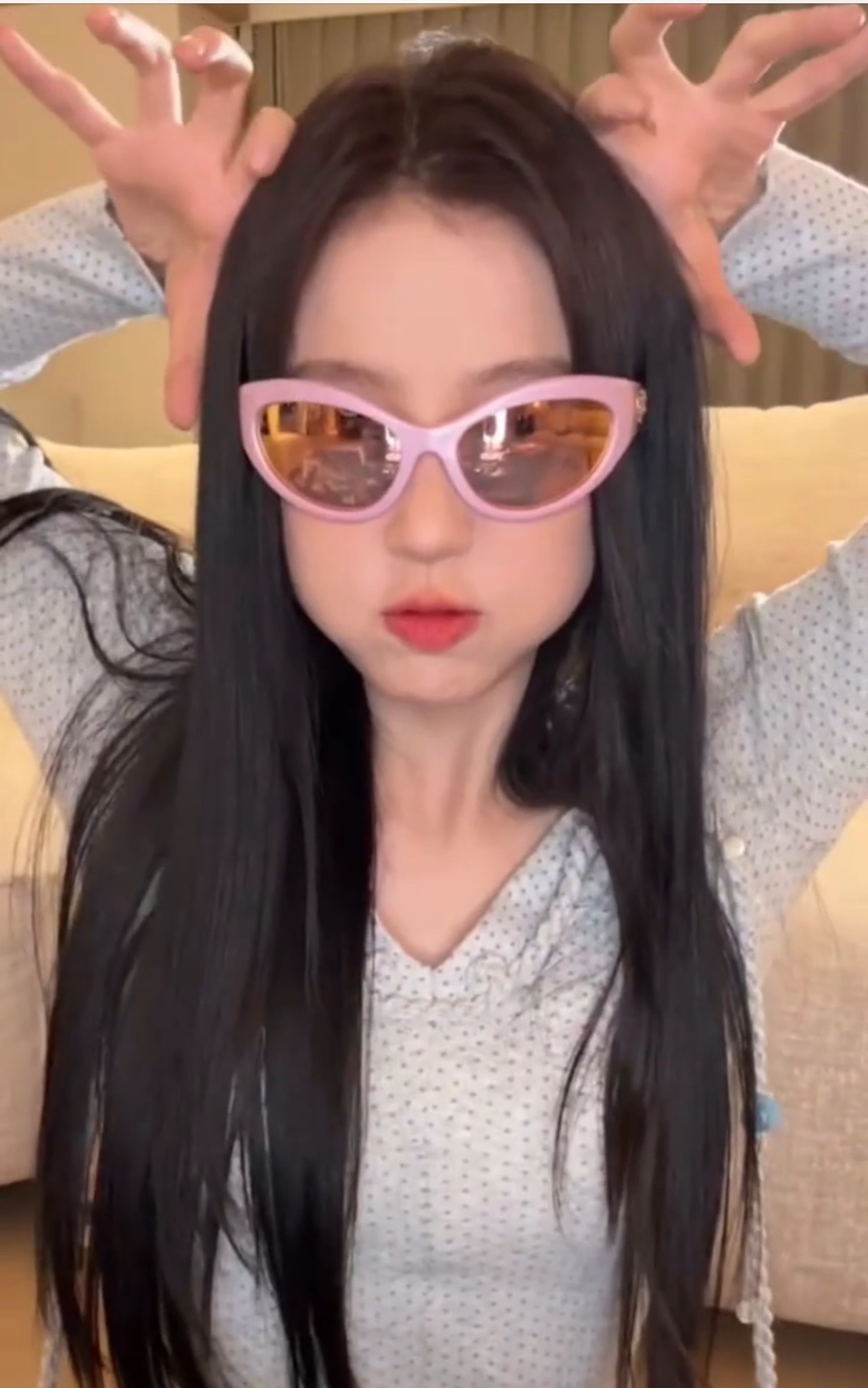 虞书欣：墨镜一戴，于谦同款气质拿捏 虞书欣cos于谦