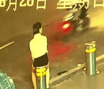 谁能想到，走个路歇个脚，差点把尾椎骨给交代了？
就差那么半秒钟！
那姑娘要是核心