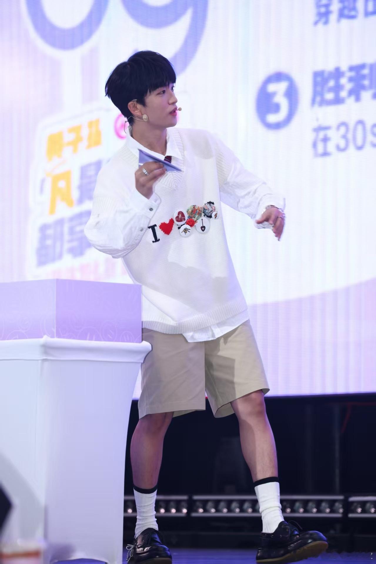 黄子弘凡主打一个有求必应黄子弘凡你真的别太宠了我说 果然00后最懂粉丝 主打一个