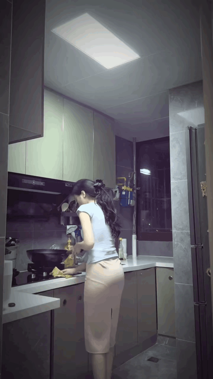 这样的女孩子上得了厅堂，下得了厨房，是每个男孩梦寐以求的对象吧。