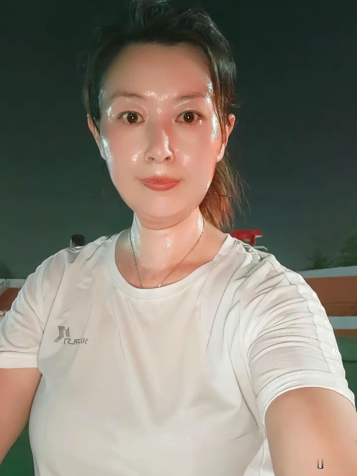 43岁的晨跑：5公里暴汗，爽！
 
凌晨五点半的闹钟没敢赖床——毕竟昨天跟自己约