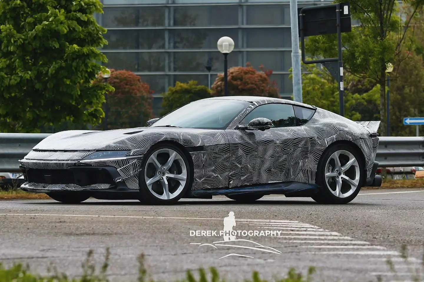 法拉利12cilindri赛道款伪装谍照车上路了 这辆伪装车在普通12...