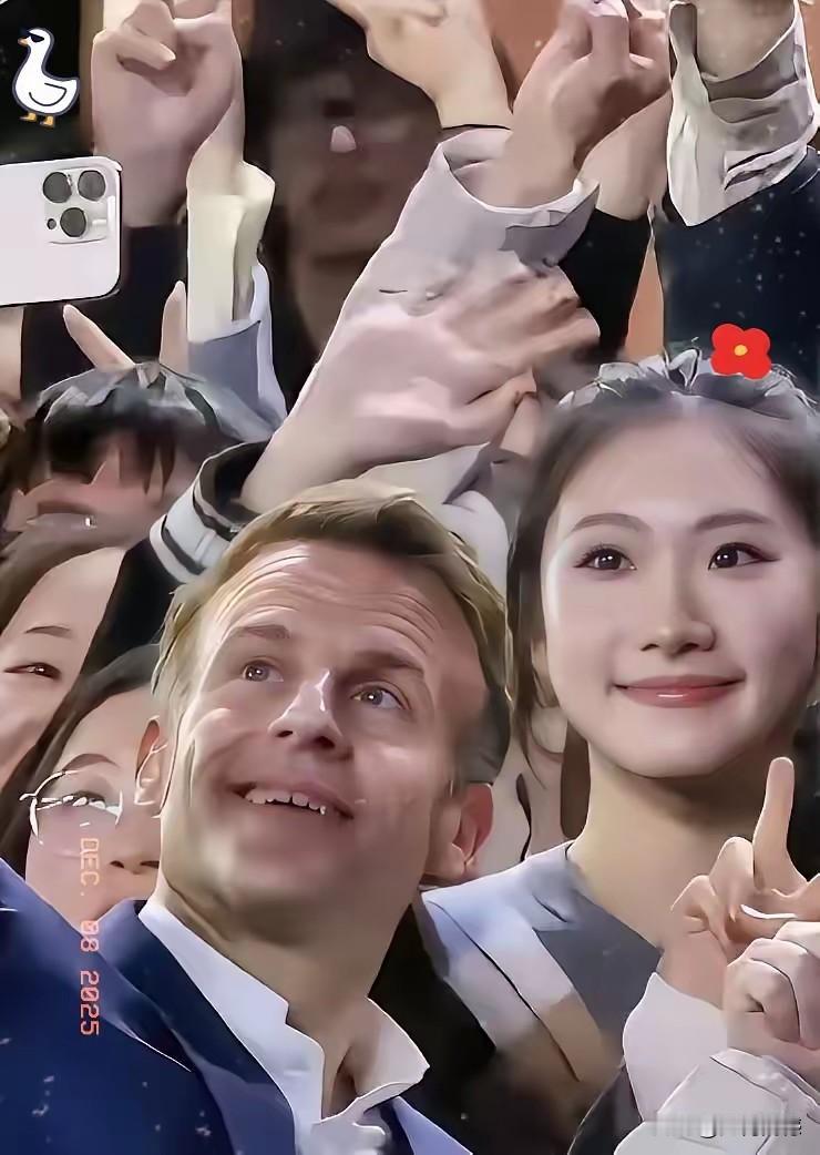 照片中这个漂亮的女孩，不仅人长得漂亮，而且气质也非常的迷人，在老外的衬托下，更彰