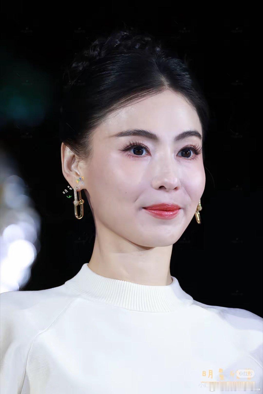 一个举动，让我们彻底看清张柏芝的人品。这次香港大火造成严重损失，张柏芝低调地捐赠