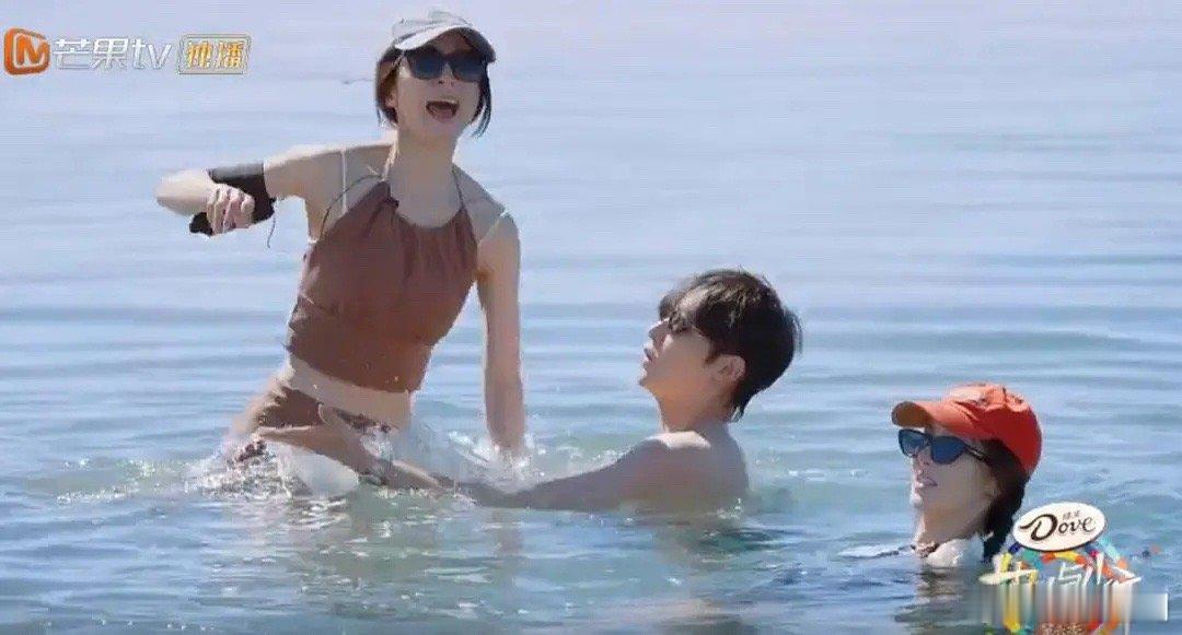 五姐下水这一段，不愧是官推cp，四姐很识相地游走了[允悲] ​​​