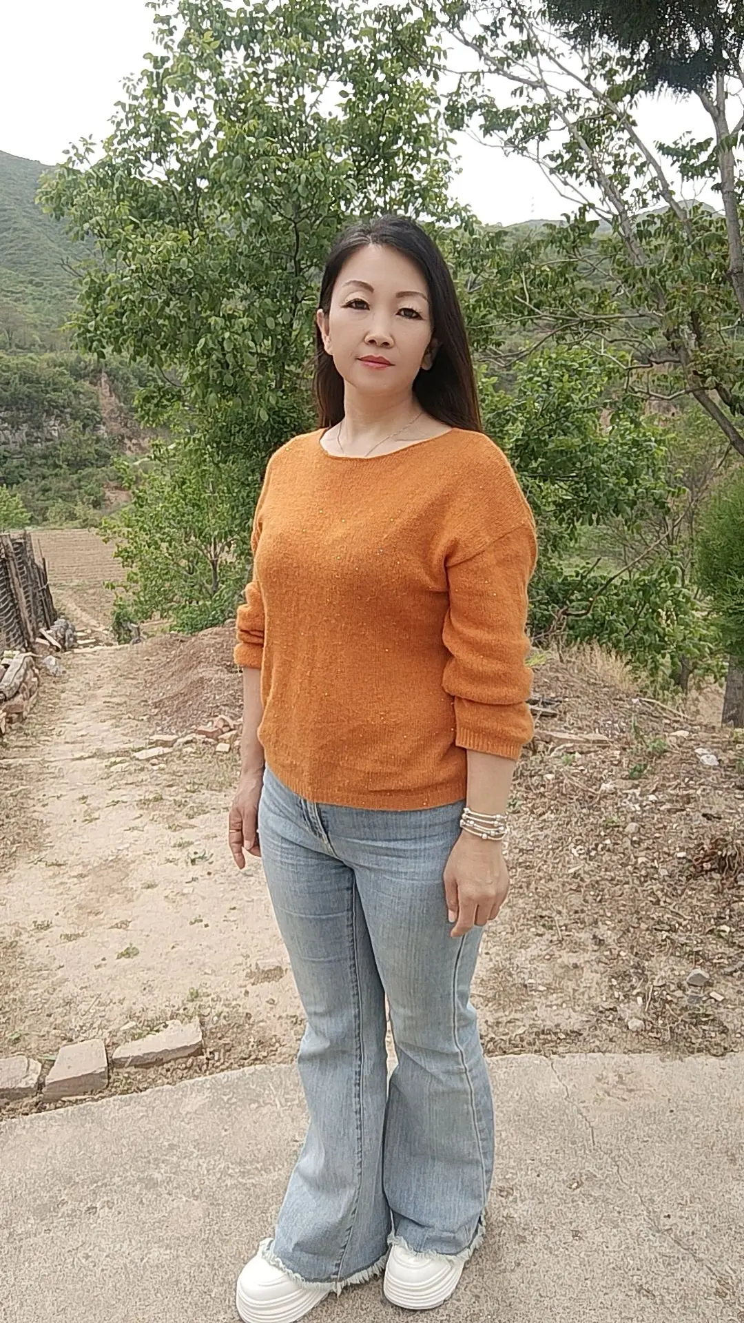 不想卷入任何是非，也没兴趣看清笑脸背后的真假，这个年纪，只想守好自己的...