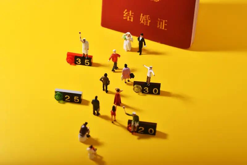 11月12日，“离婚证后面有囍字”话题火上热搜。视频里，网友手持离婚证晃动，背面