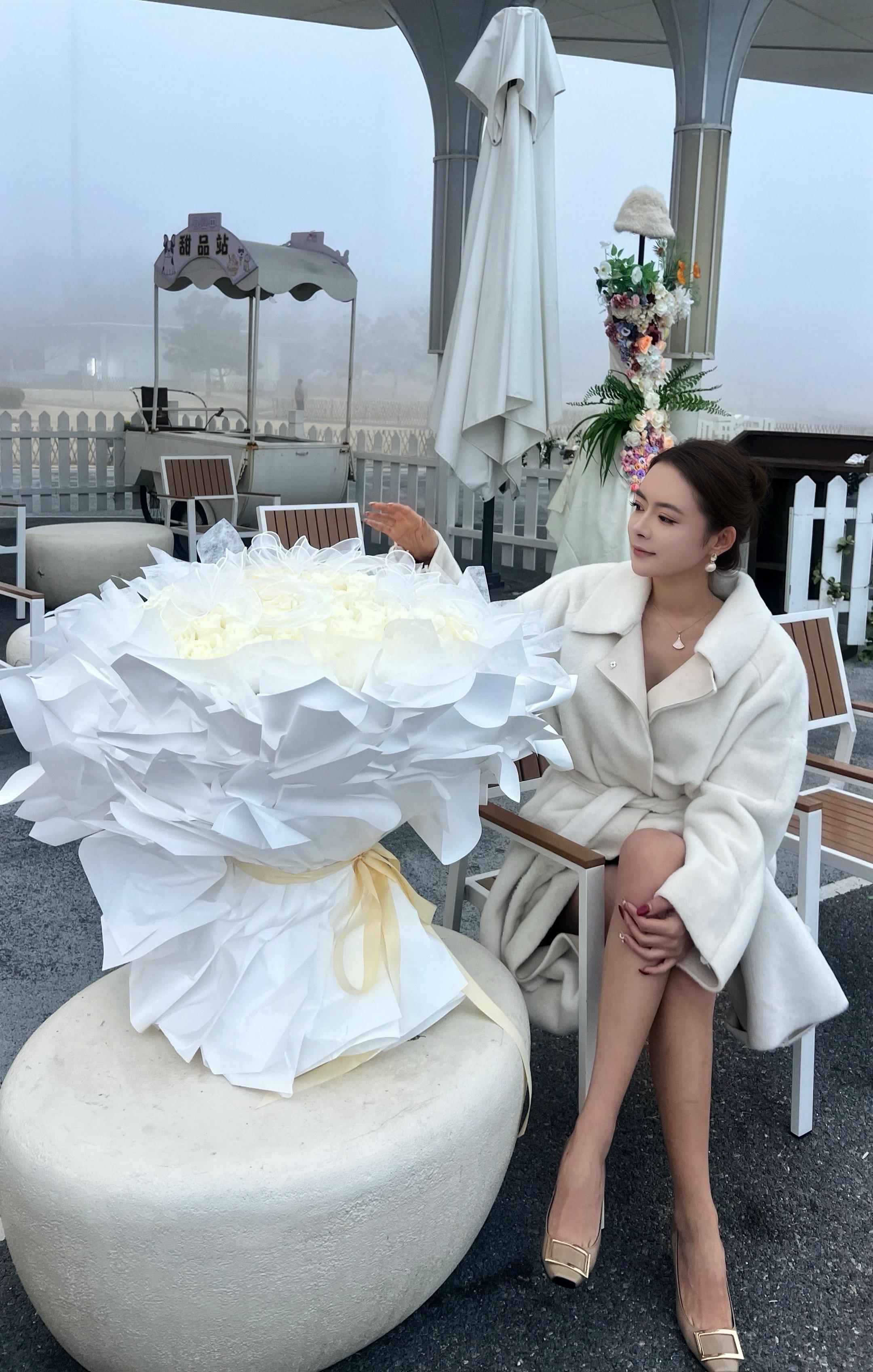 你带着少年的热烈与真诚。我带着成熟的温柔与坚定。