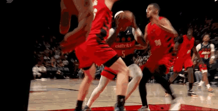 波特兰开拓者 不理解篮下强硬防守，但被裁判吹了防守犯规！被抱摔倒地，又被吹技术犯