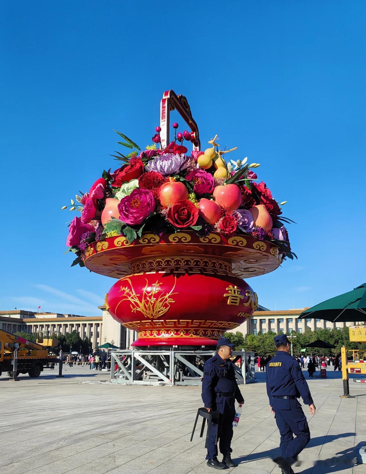 听朋友说今年天安门广场的国庆大花篮主体已亮相，我立刻乘坐公交车前往天安门广场。一