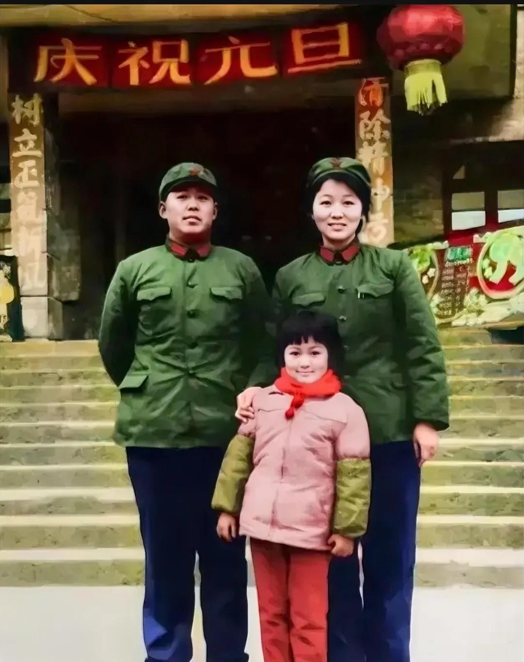 80年代初，一家三口的军人家庭，留下的一张合影引起了许多人的注意。照片中的夫妻俩