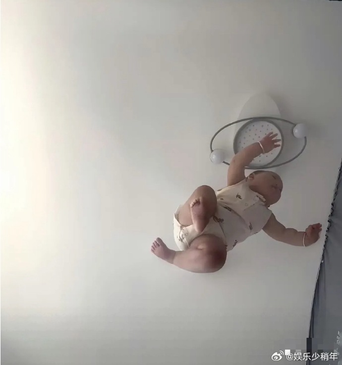 家有萌娃，爸爸带娃似“战场”。本以为会鸡飞狗跳，谁知回家一看，虽一片狼藉，但父子