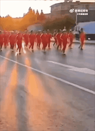 暴走团，抱团取暖
暴走团，暴走向前
谁敢挡，跟你没完
洗垃圾，勇往直前
暴走团本