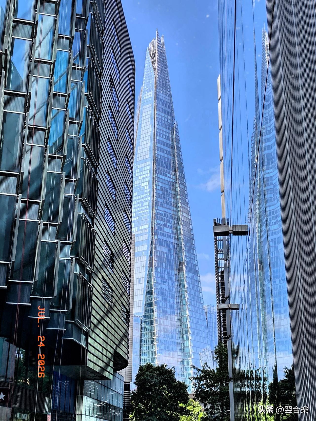 我走过群楼缝隙处，看伦敦最高建筑碎片大厦独自挺立。
我新发布的内容被官方推荐啦！