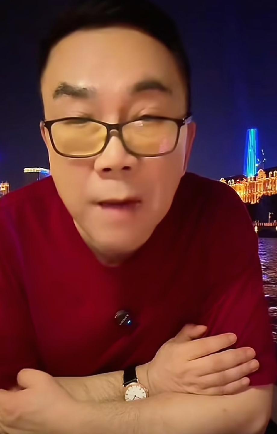 杨议在海哥旁直播，变身“哲学家”，说了一段引人深思的话：

“人之所以有烦恼是因