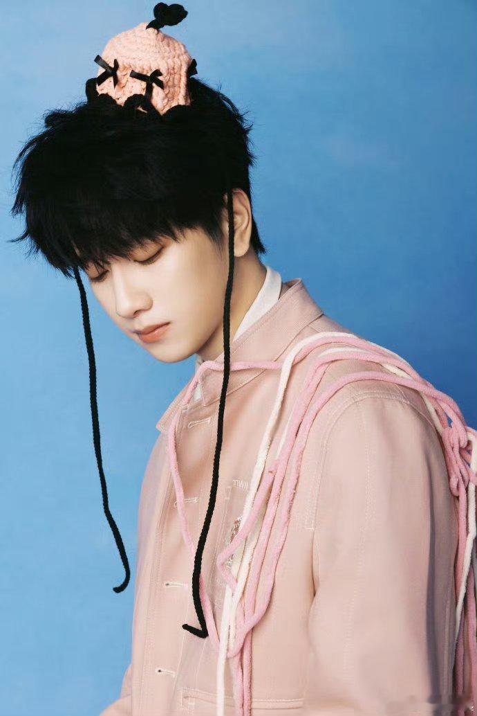 敖子逸23岁生日写真 敖子逸粉色小蛋糕23岁生日写真来啦~三爷都23岁了！祝生日