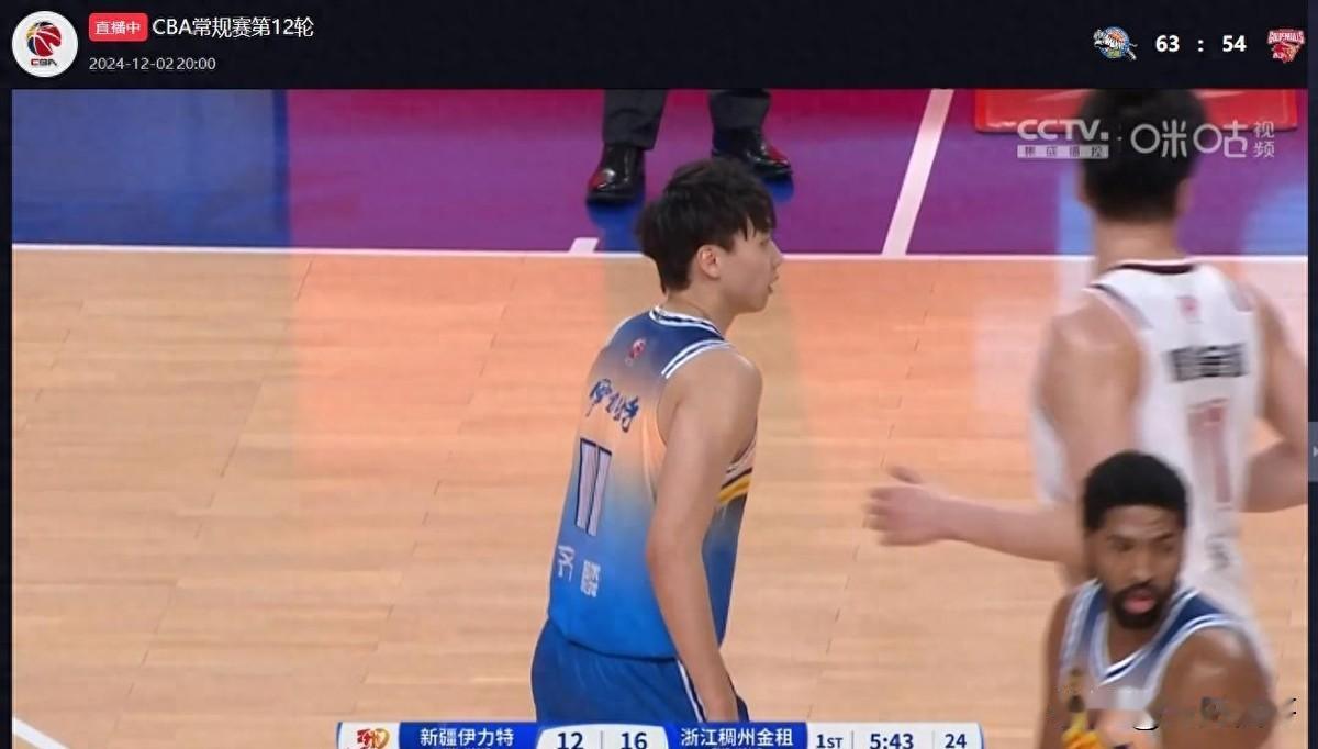 在今晚的CBA常规赛中，新疆男篮与浙江稠州金租男篮的对决吸引了无数球迷的目光。半