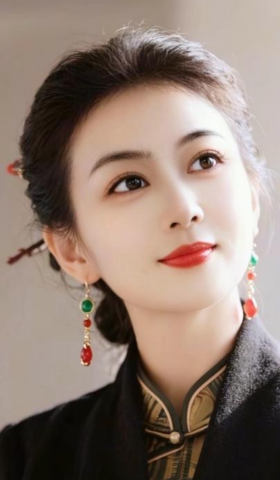 做人实不易，
“大智若愚，大巧若拙”，
真是至理名言。
苏轼才华横溢，
却因锋芒