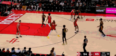 难评！申京这护框能力几乎为零！
在今天NBA常规赛老鹰对阵火箭的第三节比赛中，奥