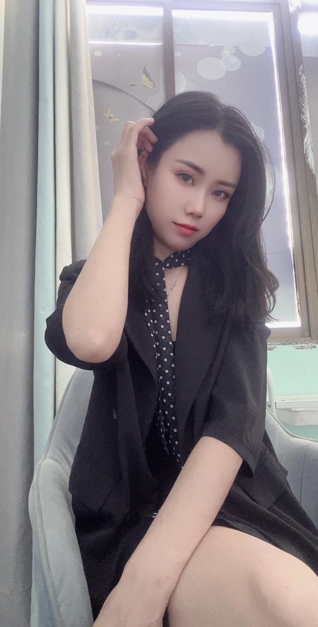 检讨了一下自己 长相不行 身材不行 喝酒不行 聊天不行，经济更不行 但...