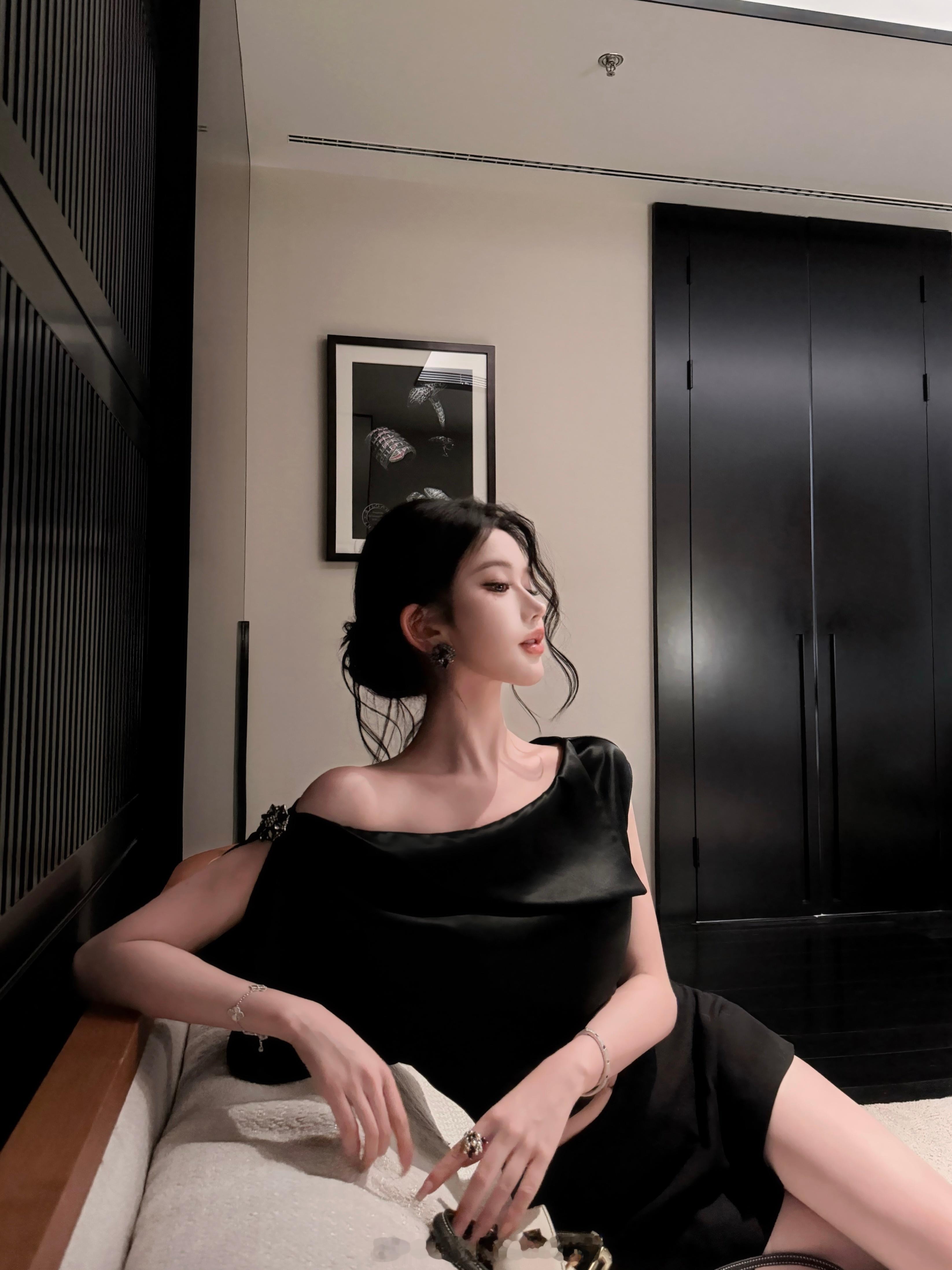 穿腻了过于简约的基础款那么这件你们一定值得拥有！请问谁能拒绝一件自带贵气感的小上