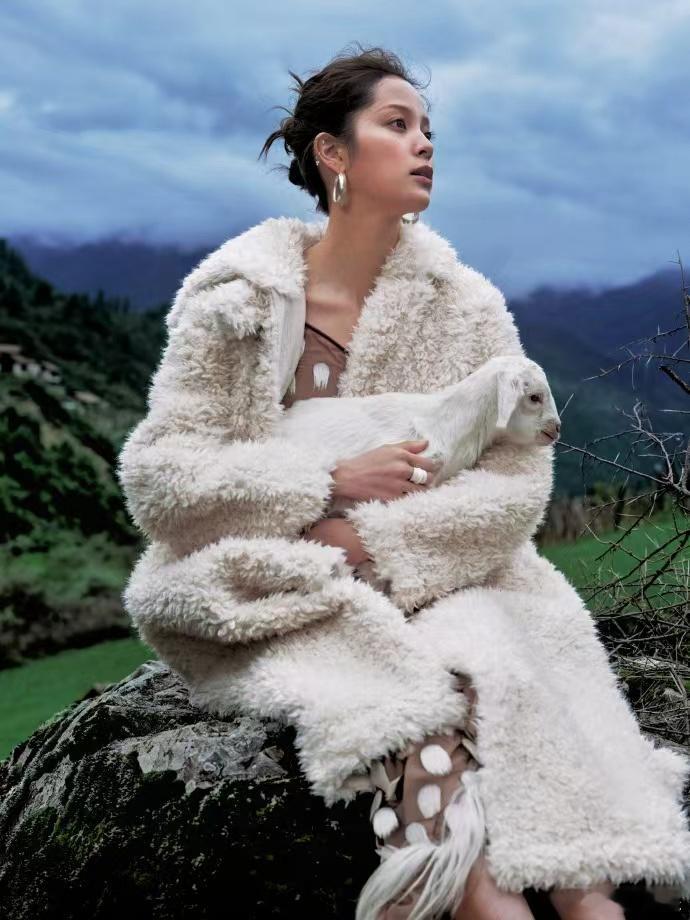 欧阳娜娜森林之女怀抱一只小羊欧阳娜娜羊塑 欧阳娜娜森林之女怀抱一只小羊，欧阳娜娜
