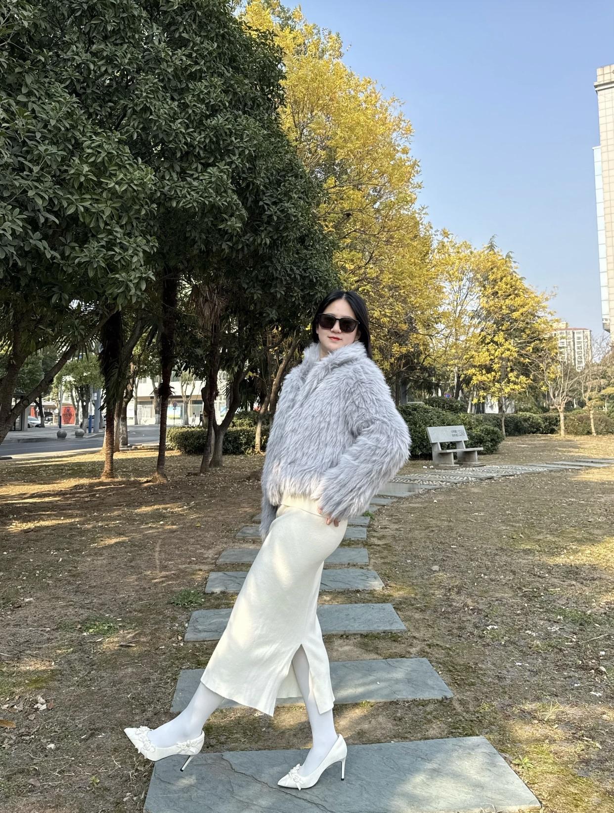 秋日穿搭指南：毛茸茸外套+白色长裙，优雅出街