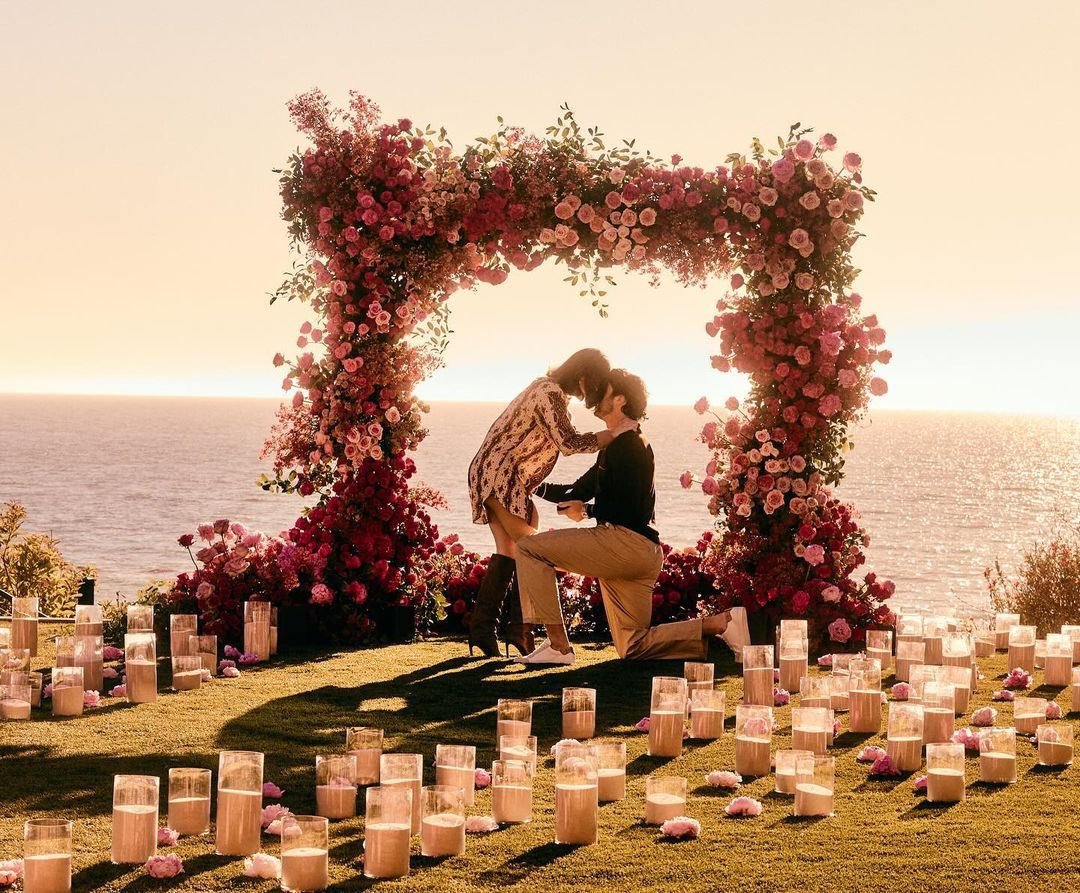 海莉·斯坦菲尔德官宣订婚！💍💐28岁的布法罗比尔队四分卫乔希·艾伦向27岁的