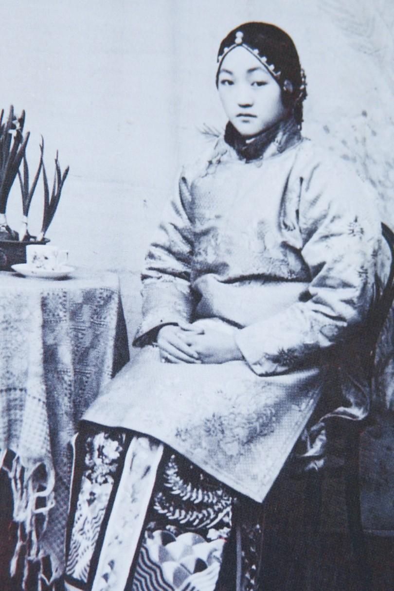 林徽因曾言：

“爱，在于尊重与理智。不打扰，不放弃，各自保留尊严。适度纠缠，适