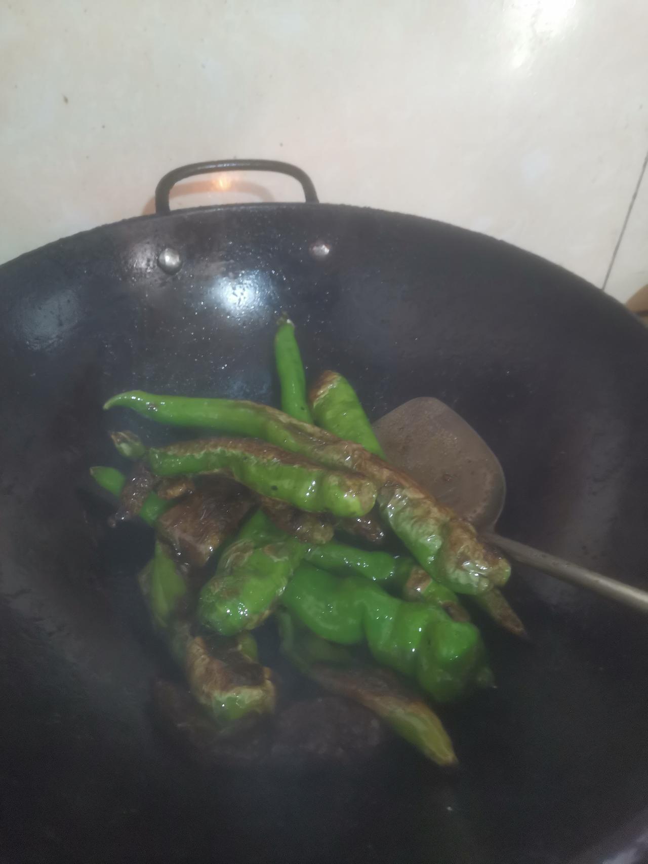 不知不觉盛夏来了。
昨天上午十点，太阳当空照，我没穿防晒衣，去我妈家两分钟的骑电