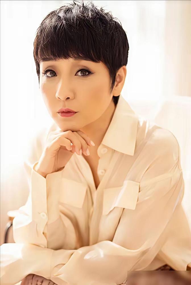 孔琳的面相，其实藏着她一生的情路。

年轻时演邀月公主，一出场就惊艳了所有人，气