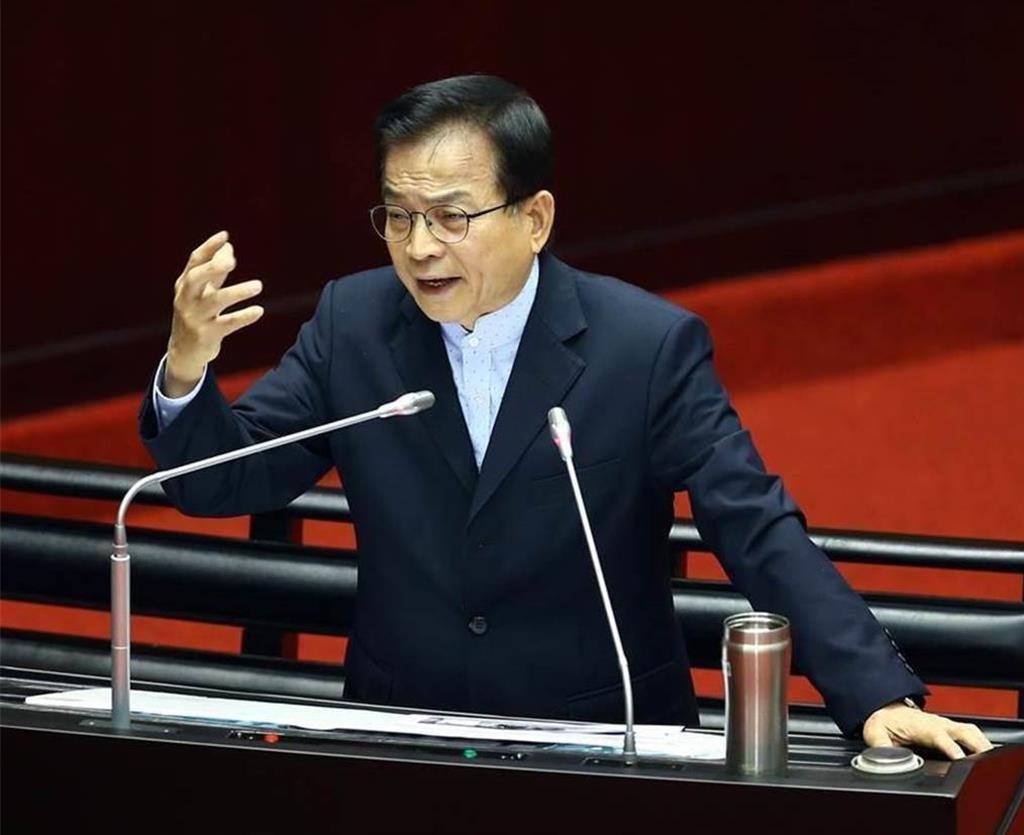国民党“立委”赖士葆25日贴文表示，陆剧《逐玉》许多人在看，郑丽文提出演员张凌赫