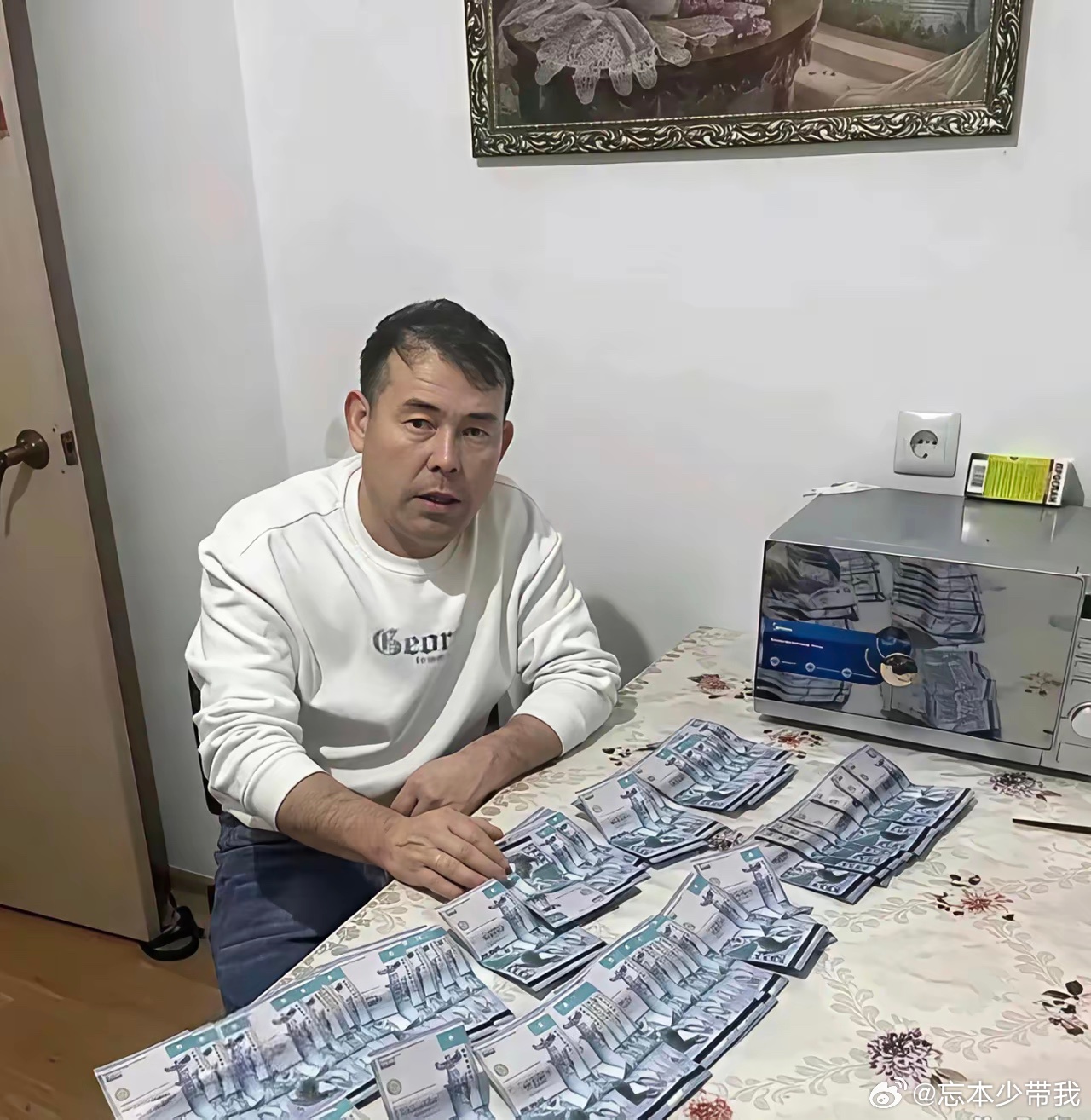 果然有钱人炫富我们都看不出来，桌子上这是什么我都不认识 