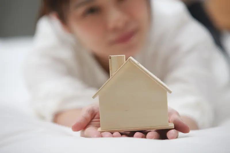 幸福这东西，很难用言语定义，毕竟每个人理解不同。有人觉得家财万贯才幸福，可有人即