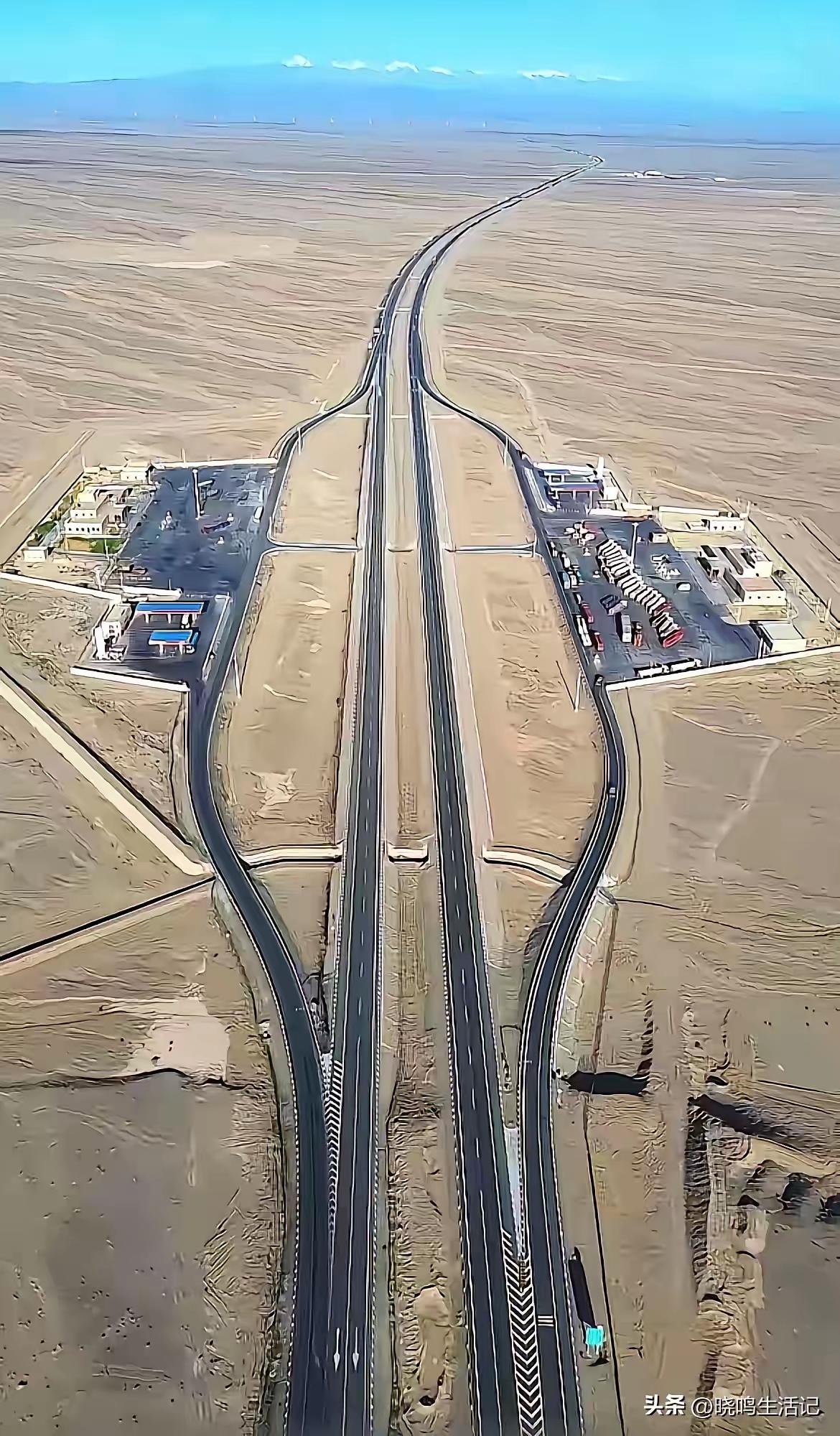 看了这几个图你应该就知道了，高速公路两边对称出现的服务区，其实是互通的。

不过