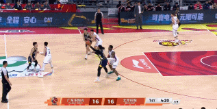 CBA最苗条的萨姆纳，在北控二将夹缝中，都能起身飞扣

萨姆纳应该是CBA最瘦，