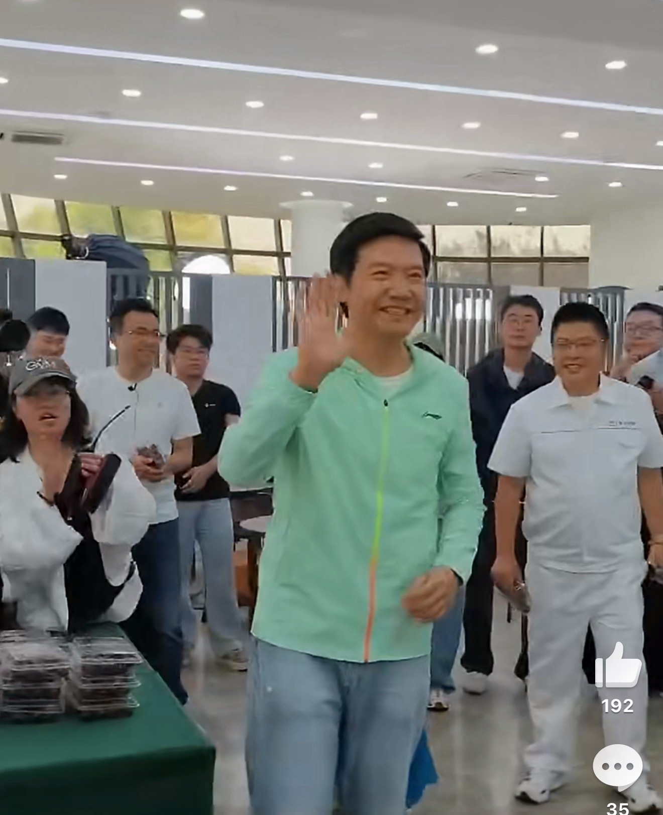雷军回应给工程师发车厘子雷总这波挺暖的，1000斤车厘子拉到盐城试验场，小米工程